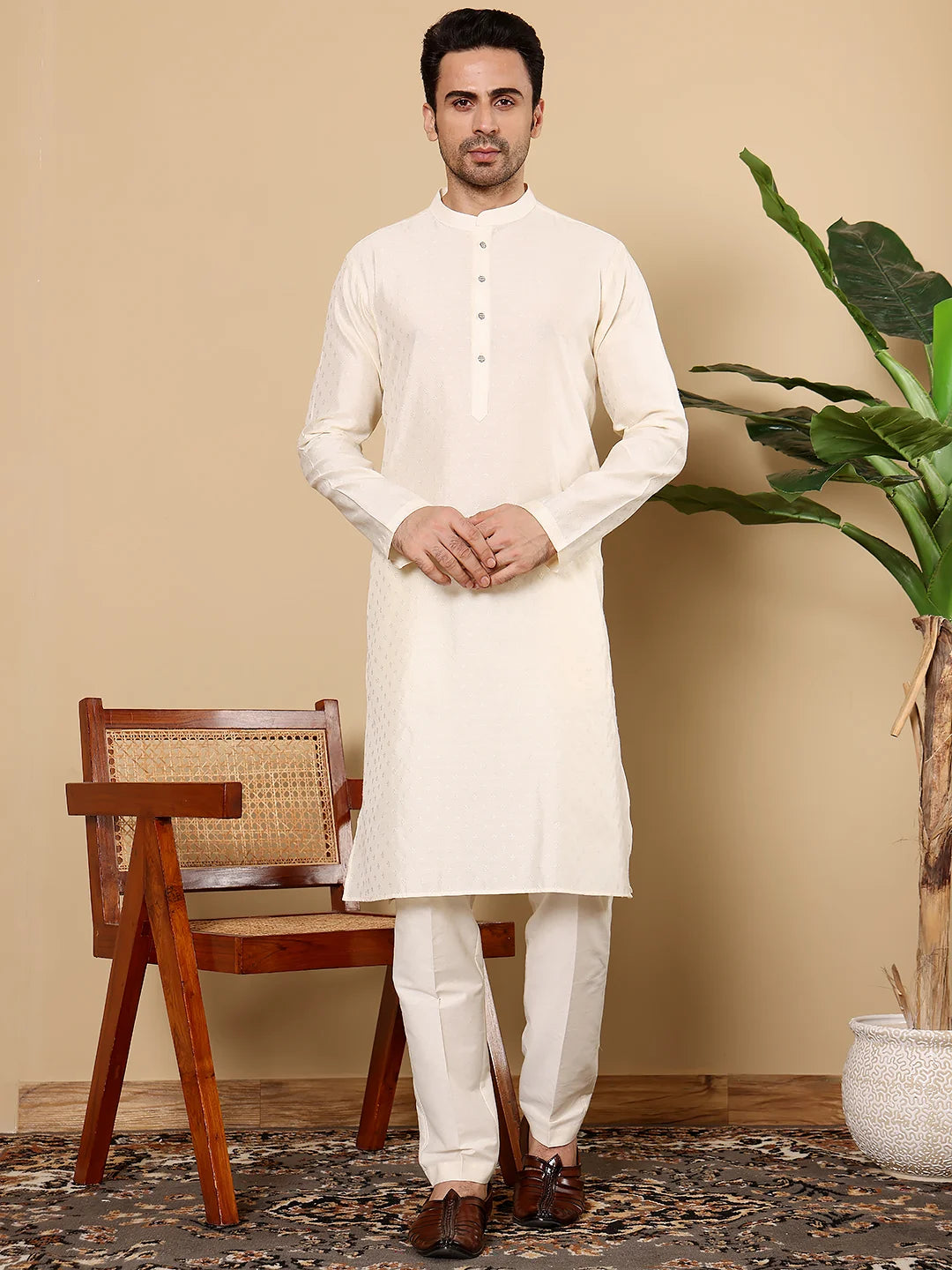 Men's Long Sleeve Mandarin Collar Off White Straight Viscose Silk Kurta with Textured Effect – Off-White