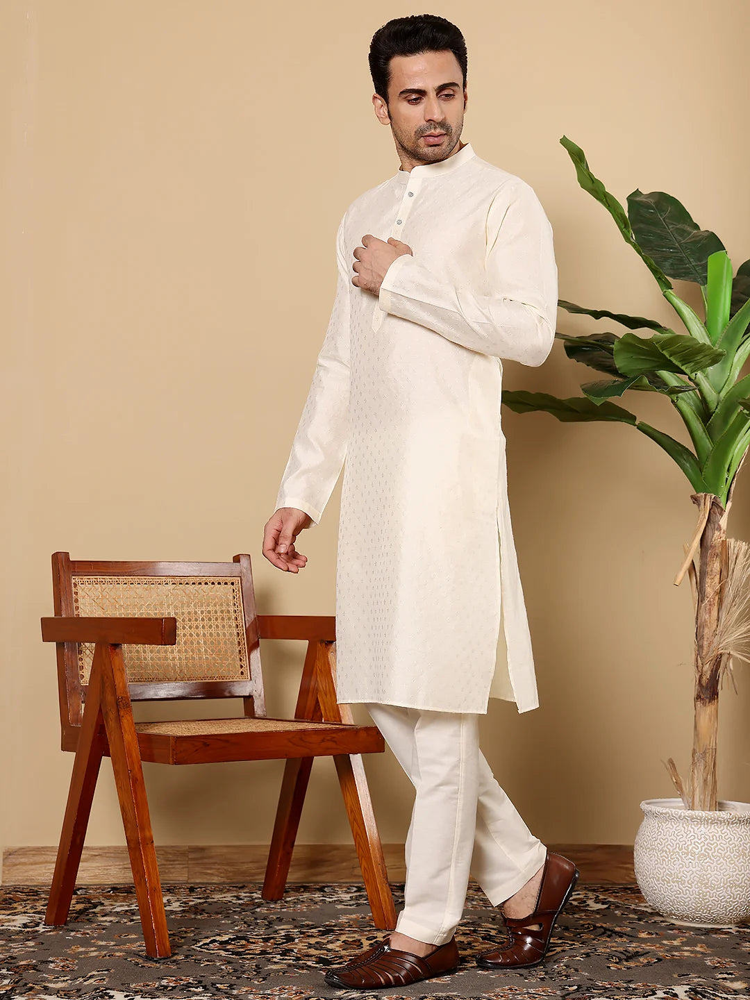 Men's Long Sleeve Mandarin Collar Off White Straight Viscose Silk Kurta with Textured Effect – Off-White