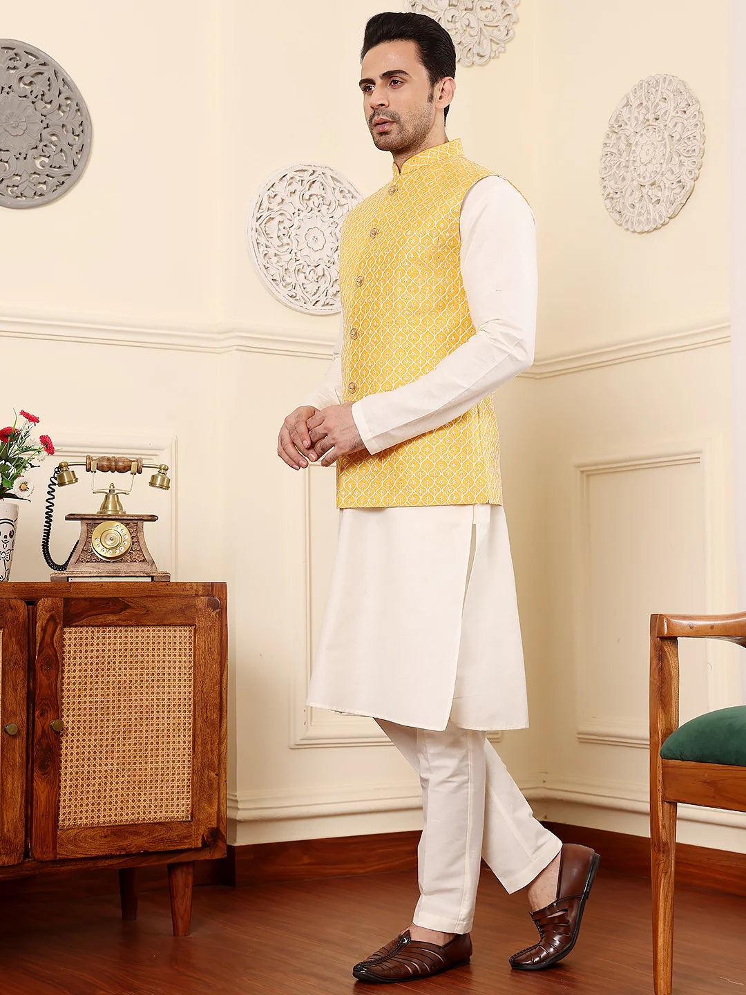 Men's Full Sleeve Ivory Kurta Pyjama & Yellow Embroidered Nehru Jacket – Yellow