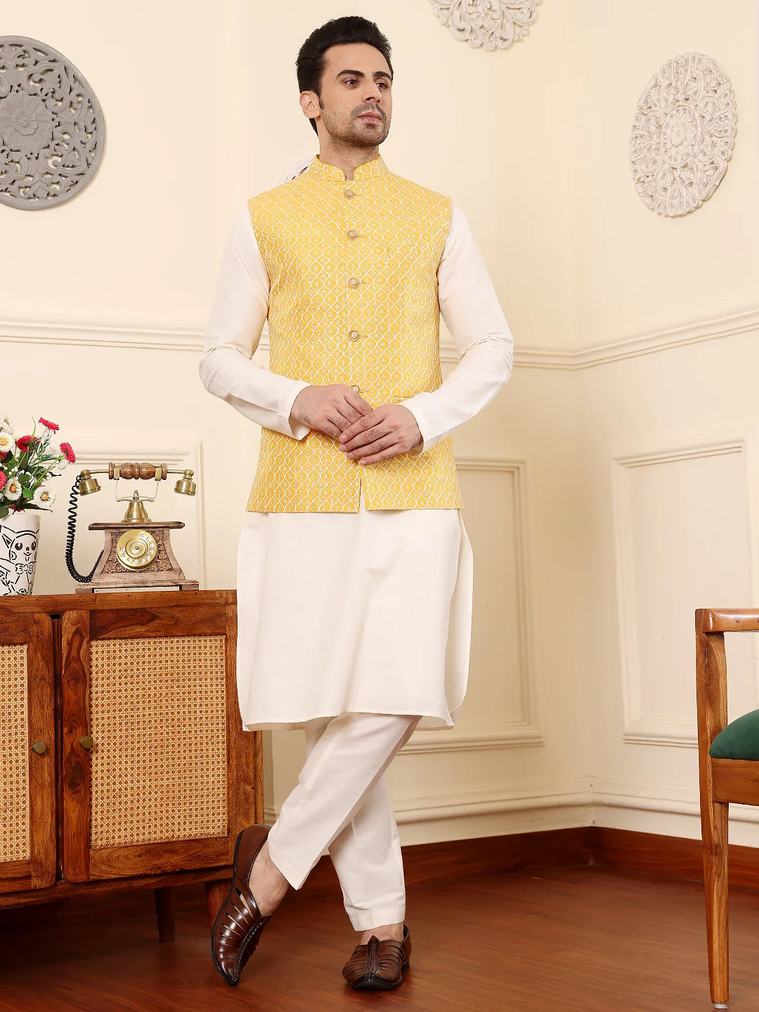 Men's Full Sleeve Ivory Kurta Pyjama & Yellow Embroidered Nehru Jacket – Yellow
