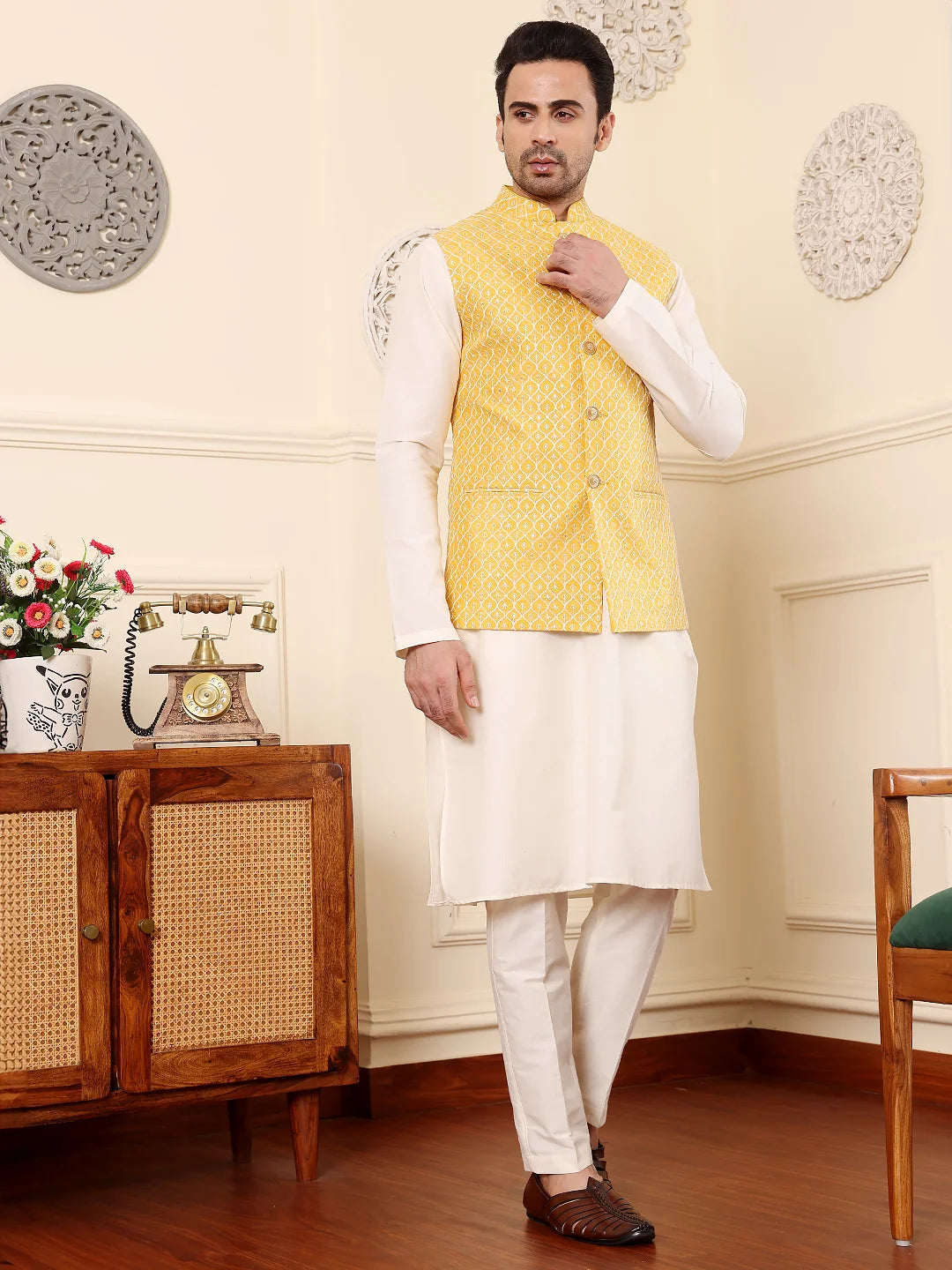 Men's Full Sleeve Ivory Kurta Pyjama & Yellow Embroidered Nehru Jacket – Yellow
