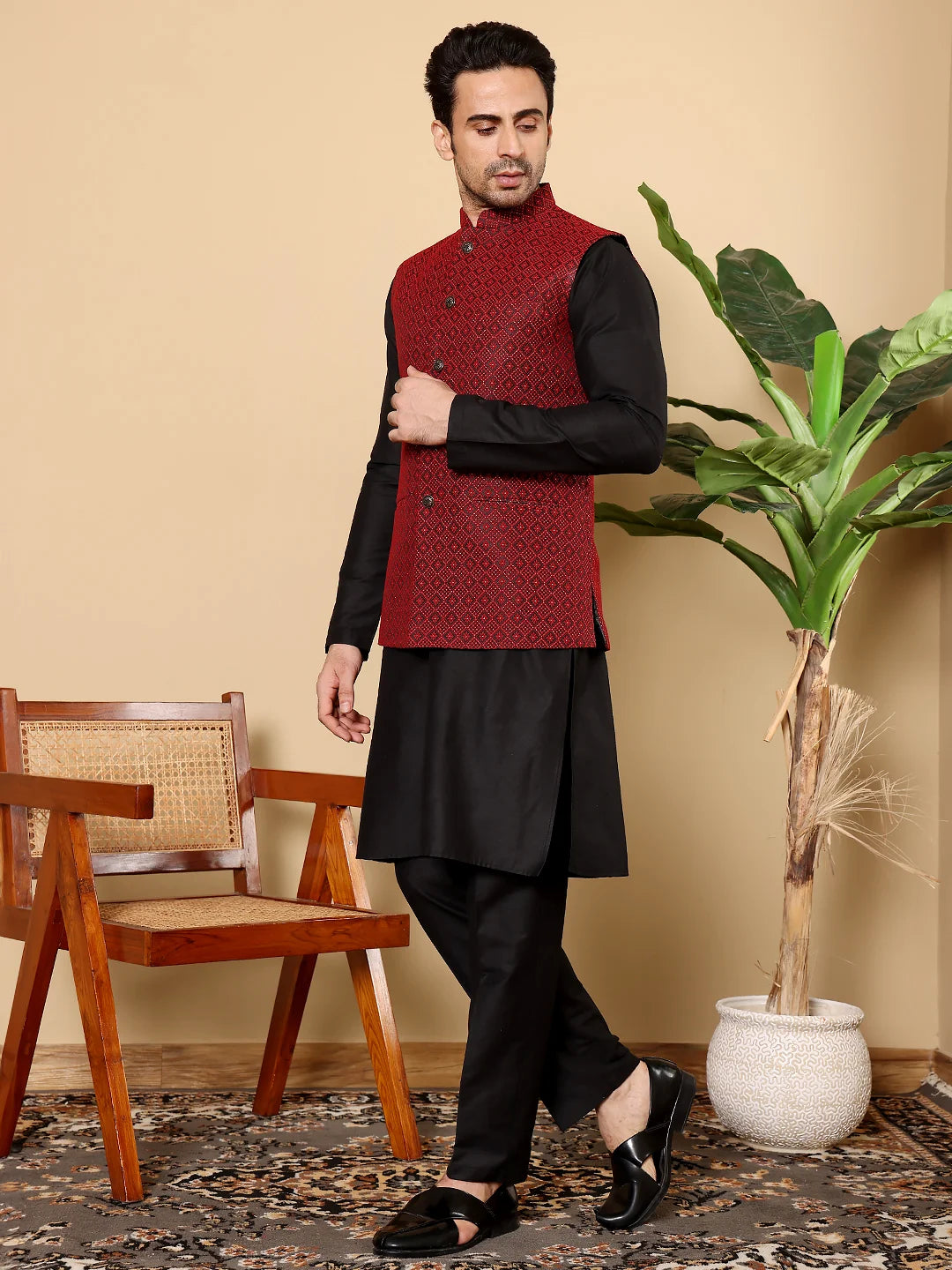 Men's Full Sleeve Black Kurta Pyjama & Red Embroidered Nehru Jacket – Red