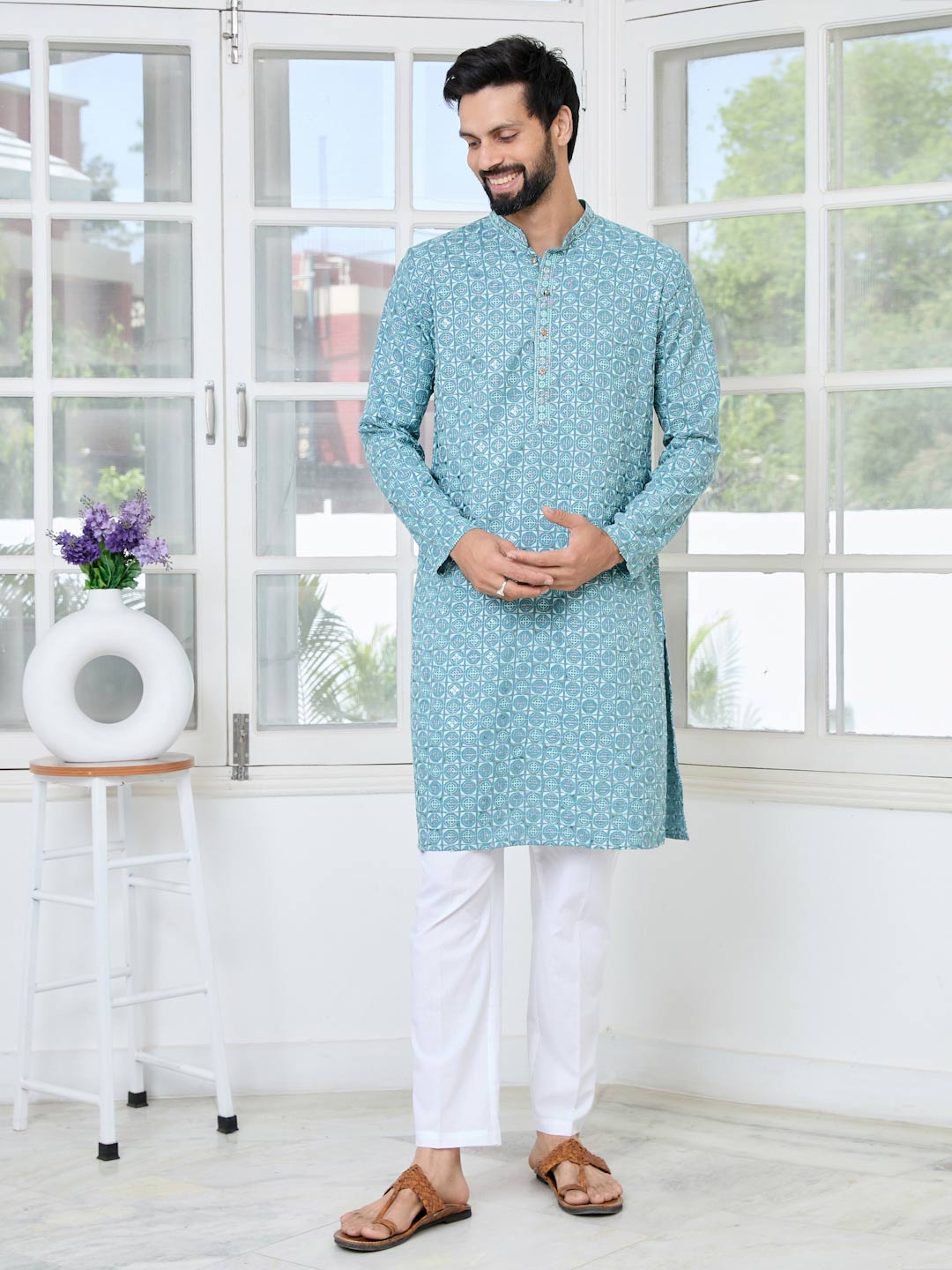 Men Blue Embroidered Mandarin Collar Straight Kurta