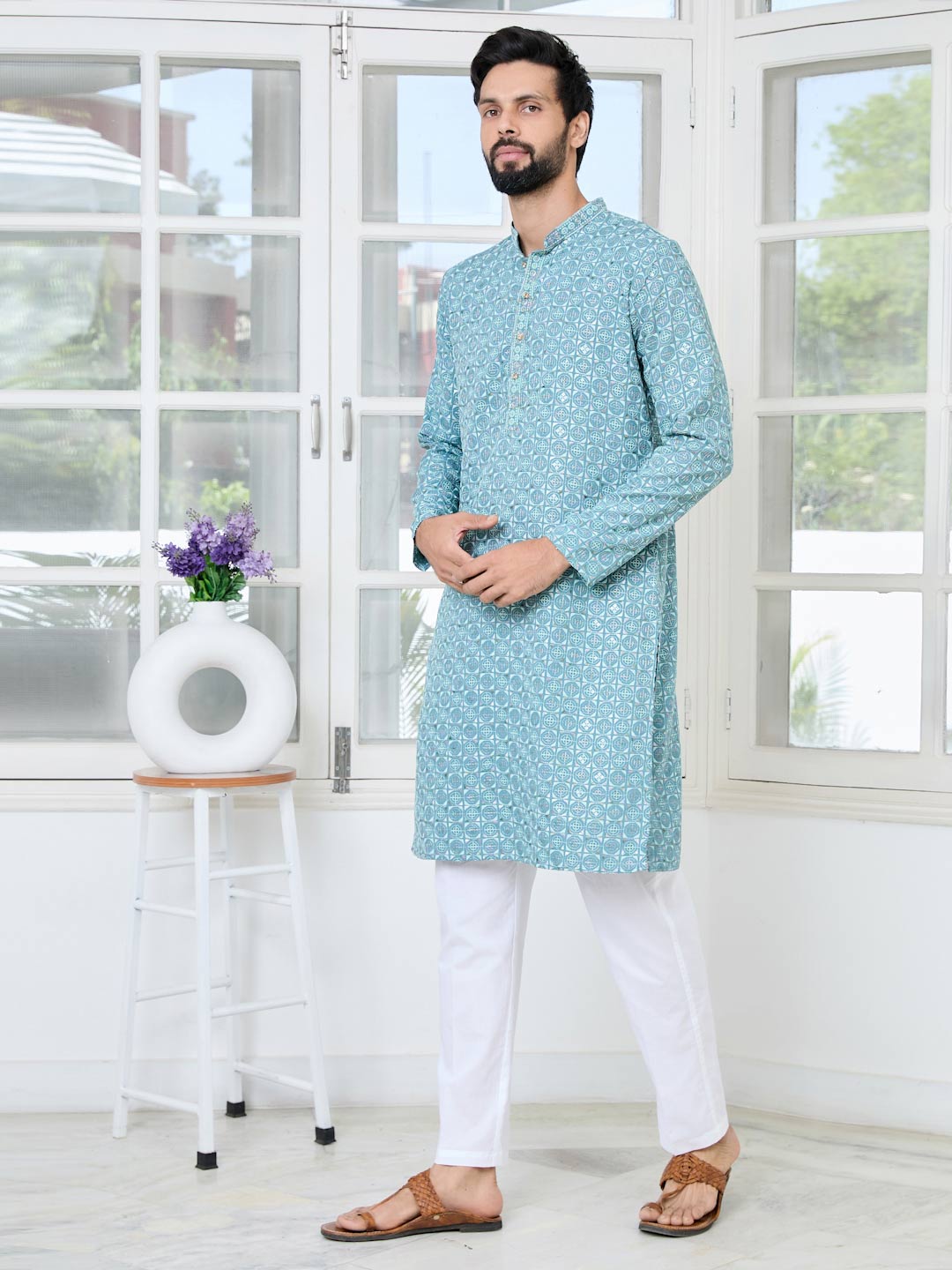 Men Blue Embroidered Mandarin Collar Straight Kurta