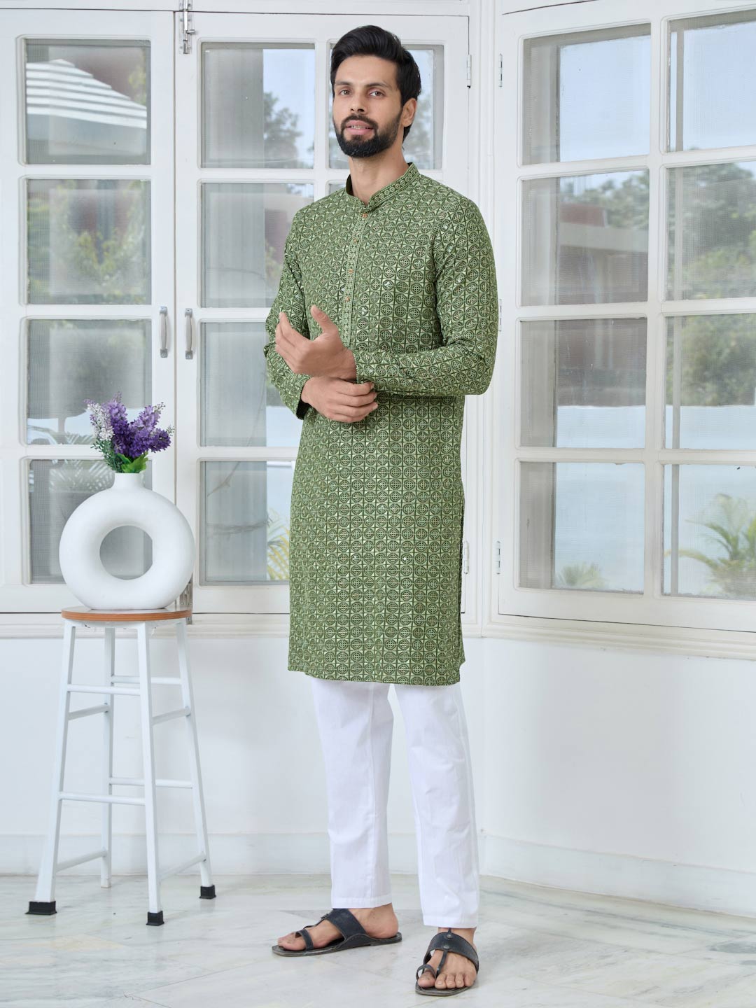 Men Green Embroidered Mandarin Collar Straight Kurta