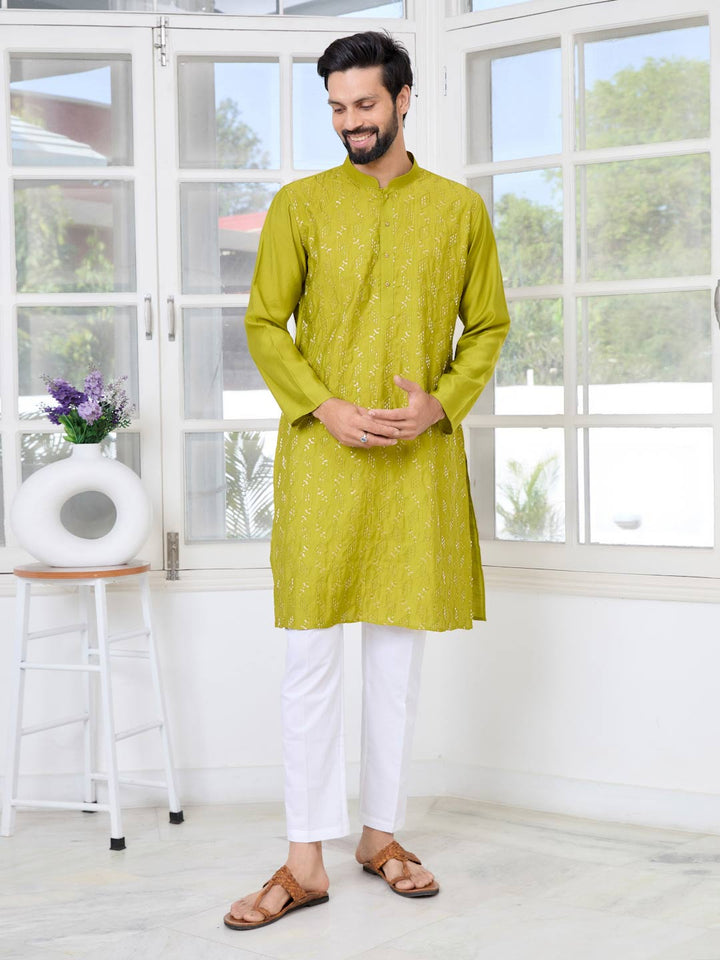 Green Ethnic Motifs Embroidered Sequinned Mandarin Collar Straight Kurta