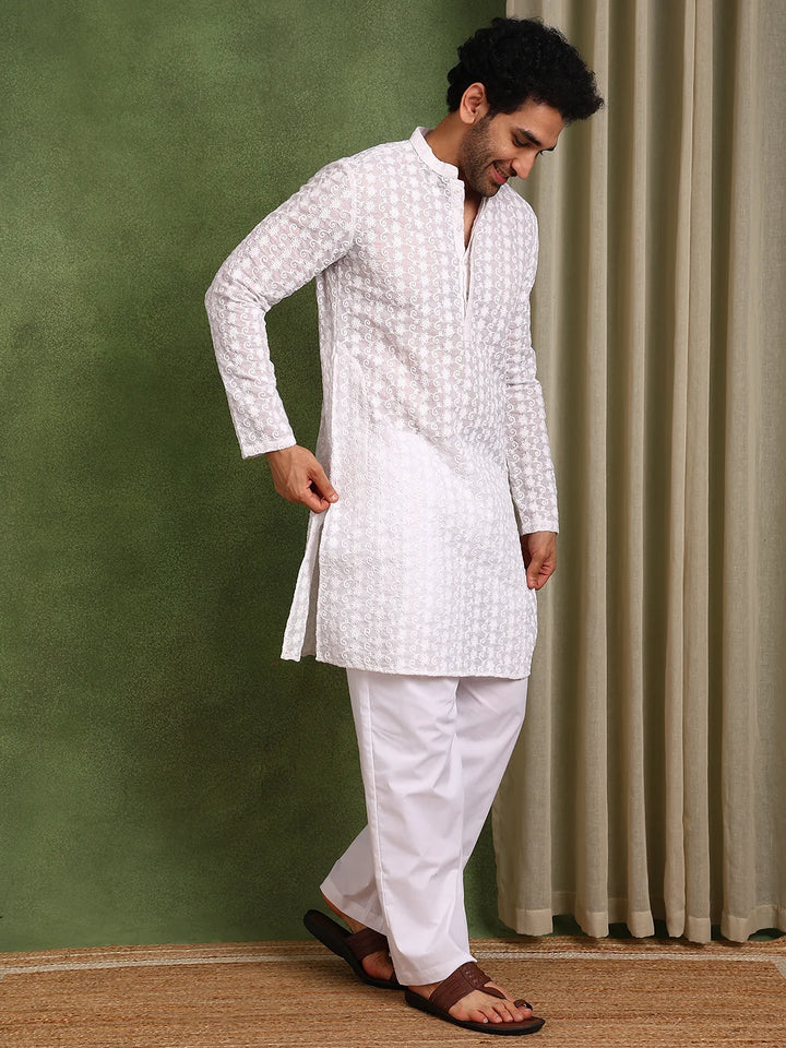 Men White Embroidered Cotton Straight Kurta