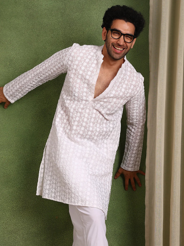 Men White Embroidered Cotton Straight Kurta