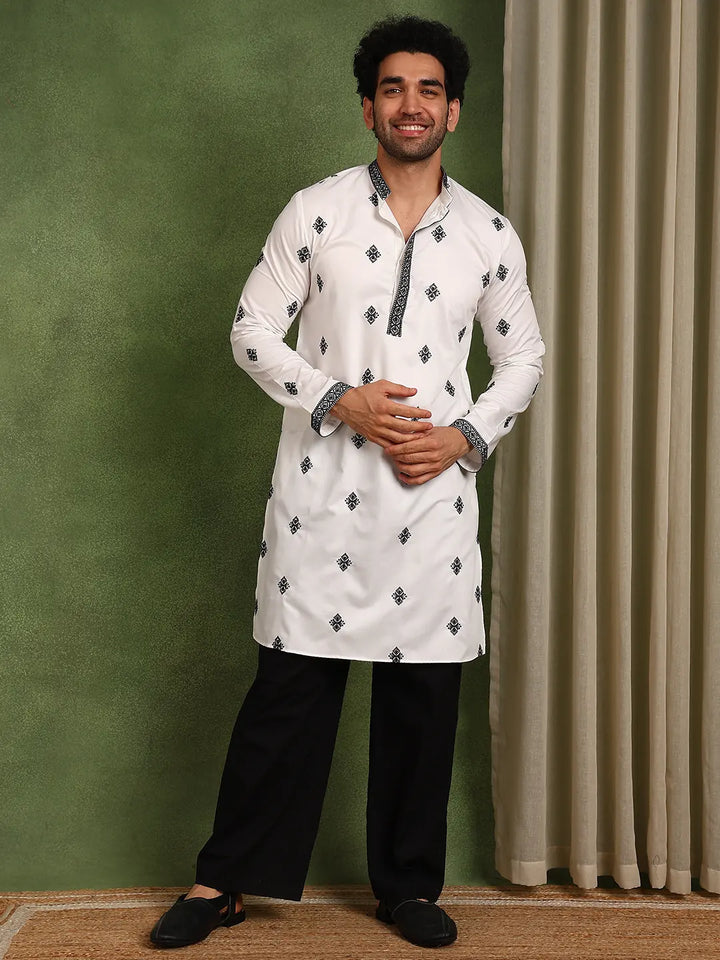 Men Embellished Thread Work Satin Kurta