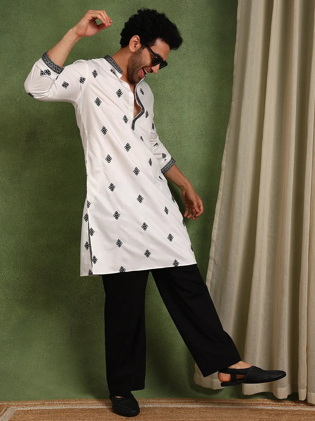 Men Embellished Thread Work Satin Kurta