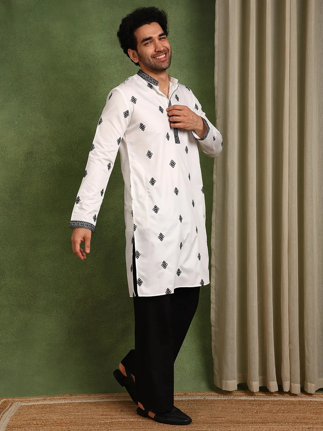 Men Embellished Thread Work Satin Kurta