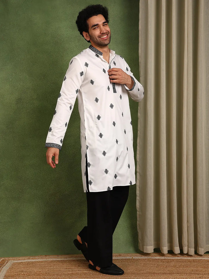 Men Embellished Thread Work Satin Kurta