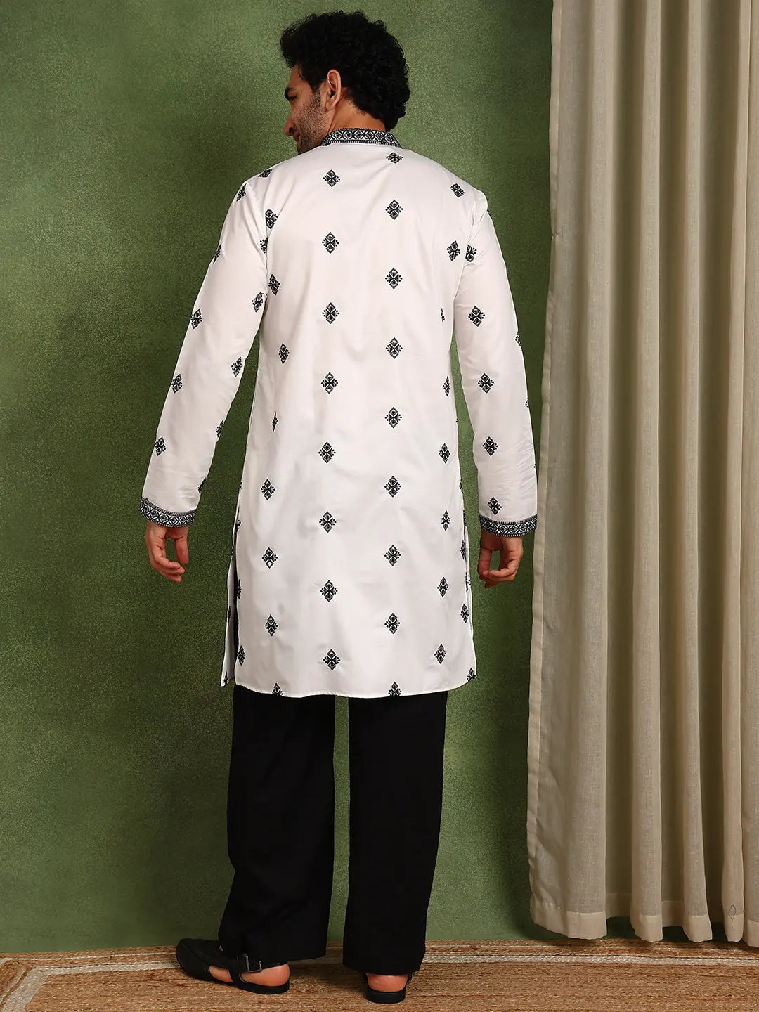 Men Embellished Thread Work Satin Kurta