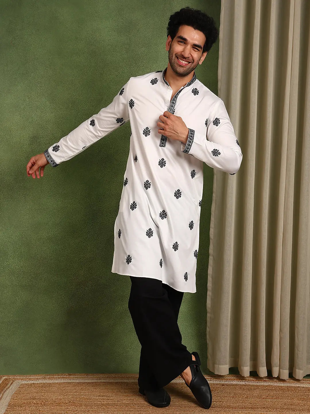 Men White Embroidered Thread Work Satin Kurta